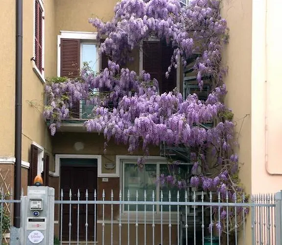 Glicine Bed & Breakfast 3*